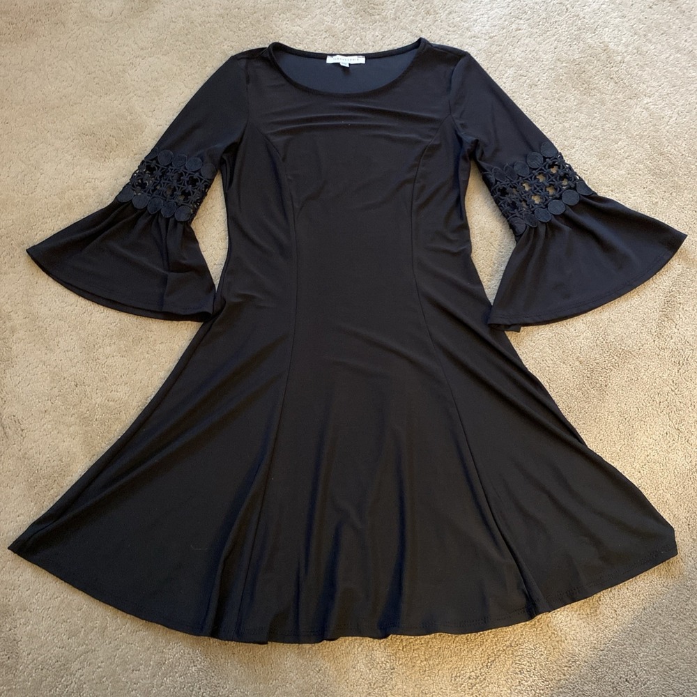 TASH AND SOPHIE EMBROIDERED‎ BELL SLEEVE BLACK DRESS FLARED SKIRT 3/4 SLEEVE XS
